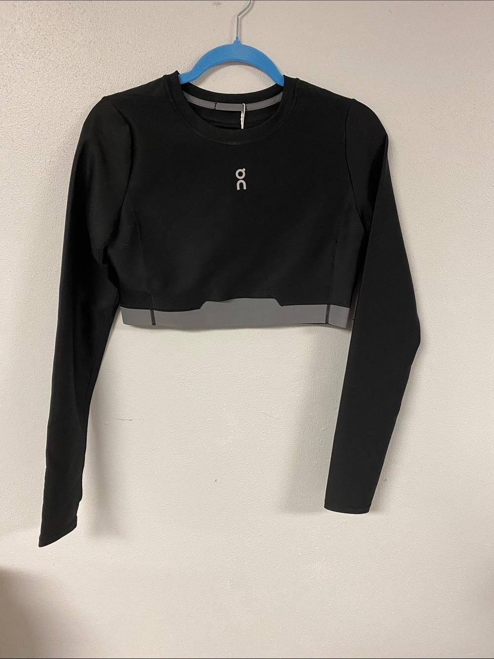 Run On Clouds Women's Black Cropped Long-Sleeve Top. NWT